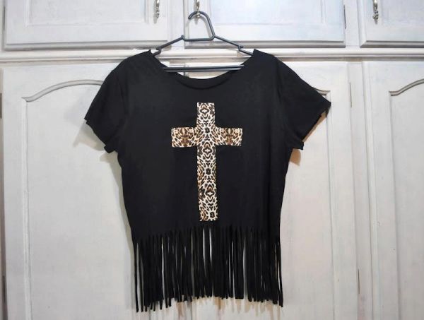 camiseta cruz com franja